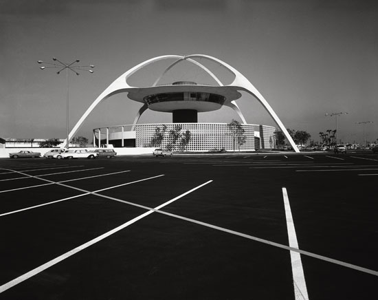 Pereira & Luckman, LAX Theme Building, Los Angeles, 1961. Picture credit: courtesy of the Estate of Marvin Rand (pages 64-65)