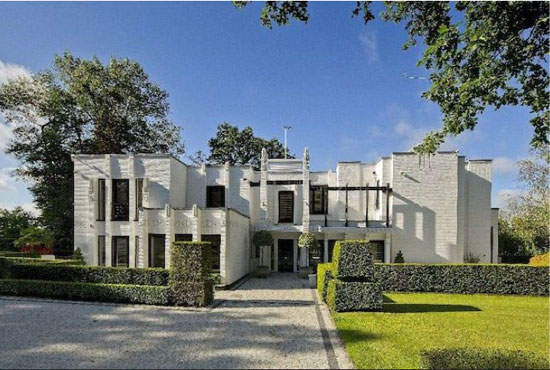 15. D E Harrington-designed The Whitehouse 1930s modernist property in Mill Hill, London NW7