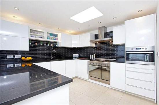 1930s Connell and Ward-designed Second Sun House in Amersham, Buckinghamshire