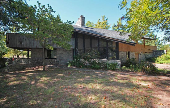 1970s midcentury modern property in Sand Springs, Oklahoma, USA