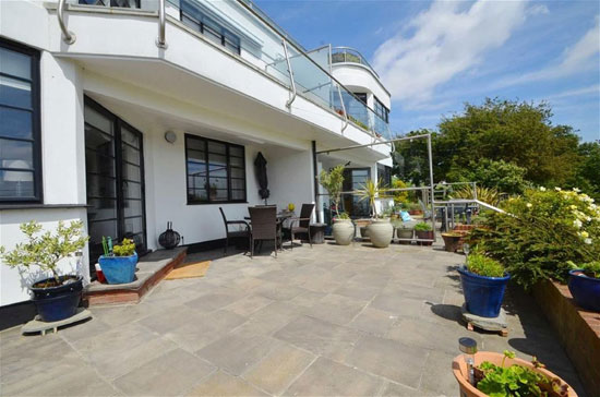 Two-bedroom art deco-style apartment in Leigh-On-Sea, Essex