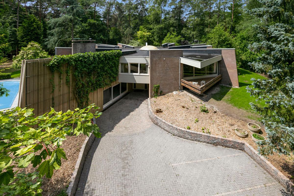 Star-shaped modernism: 1970s house in Kapellen, Belgium