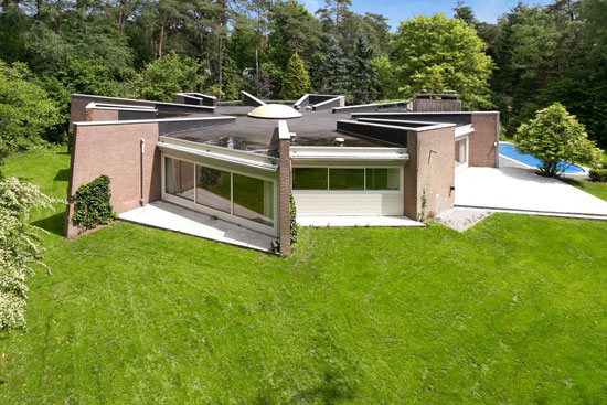 Star-shaped modernism: 1970s house in Kapellen, Belgium