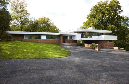 bar2 1960s grade II-listed Debden Hollow modernist property in Barford, near Warwick, Warwickshire