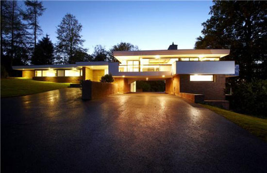 bar3 1960s grade II-listed Debden Hollow modernist property in Barford, near Warwick, Warwickshire