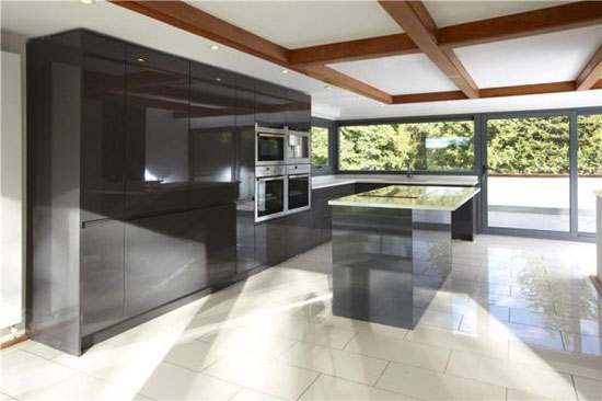 bar4 1960s grade II-listed Debden Hollow modernist property in Barford, near Warwick, Warwickshire