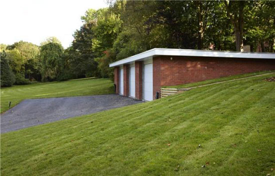 bar6 1960s grade II-listed Debden Hollow modernist property in Barford, near Warwick, Warwickshire