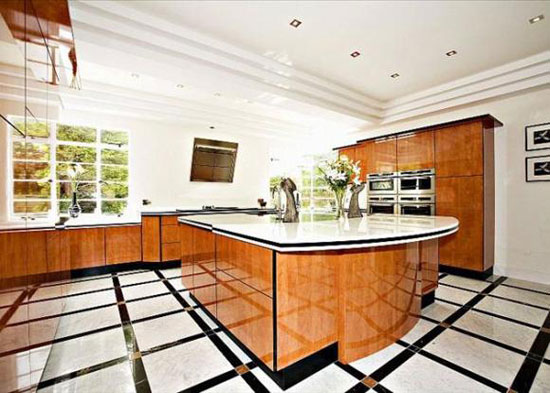 bath4 1930s Mollie Taylor-designed Kilowatt House art deco property in Bath, Somerset