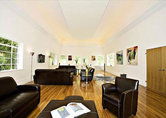 bath5 1930s Mollie Taylor-designed Kilowatt House art deco property in Bath, Somerset