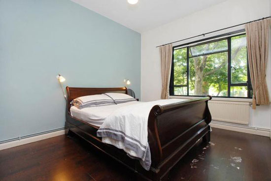 bev3 One-bedroom maisonette in the 1950s Berthold Lubetkin-designed Bevin Court in London WC1