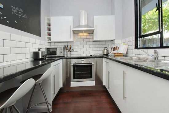bev4 One-bedroom maisonette in the 1950s Berthold Lubetkin-designed Bevin Court in London WC1