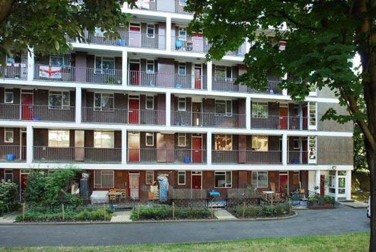 bev6 One-bedroom maisonette in the 1950s Berthold Lubetkin-designed Bevin Court in London WC1