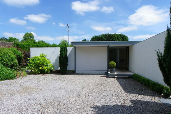 Michael Dewberry-Designed single-storey modernist property in Bishopstrow, Wiltshire