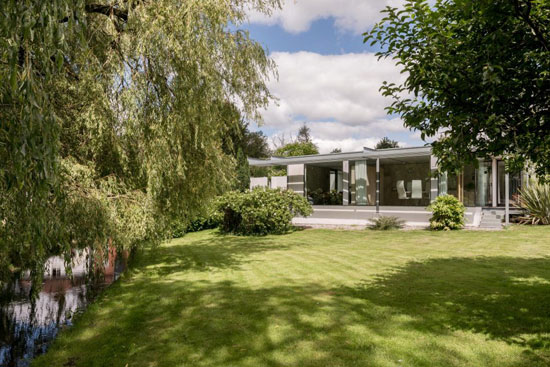 Michael Dewberry-Designed single-storey modernist property in Bishopstrow, Wiltshire