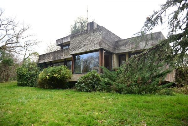 1980s brutalist house near Bordeaux, France