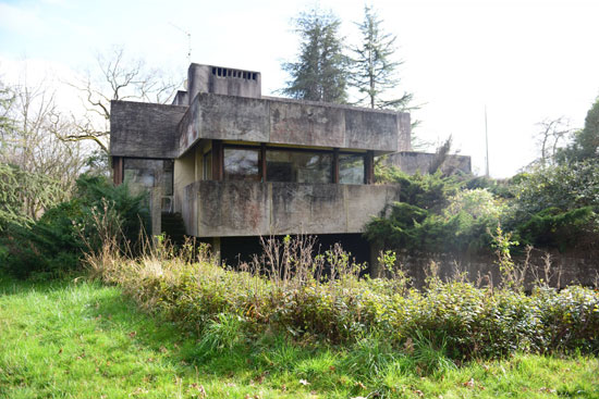 1980s brutalist house near Bordeaux, France