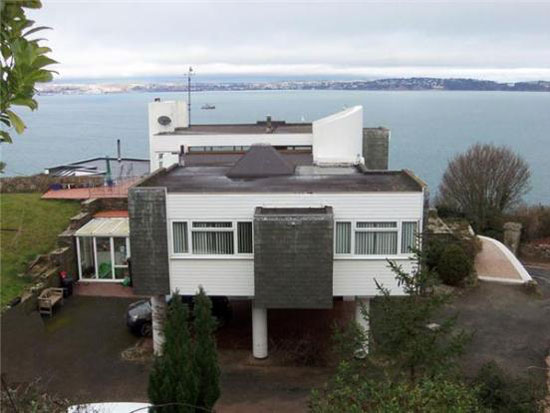 brix1 1960s Mervyn Seale-designed four-bedroom modernist house in Brixham, Devon