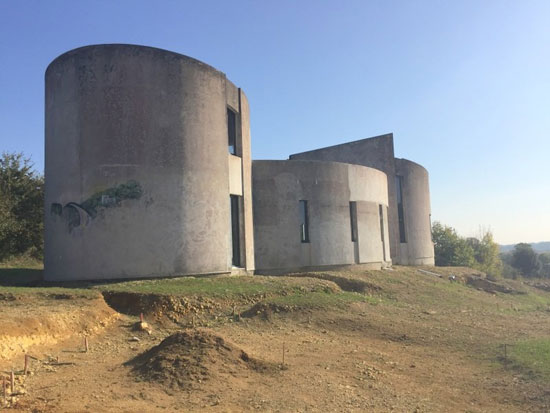 1970s brutalist renovation project in Saujon, France