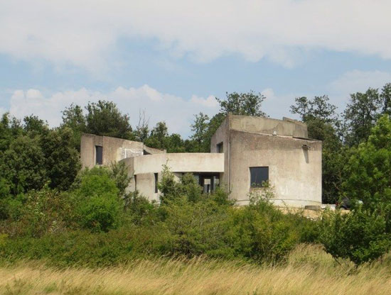 1970s brutalist renovation project in Saujon, France