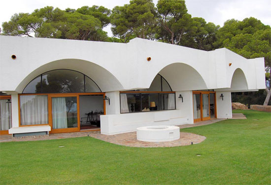 1970s Antoni Bonet Castellana modernist property in Calella, Spain