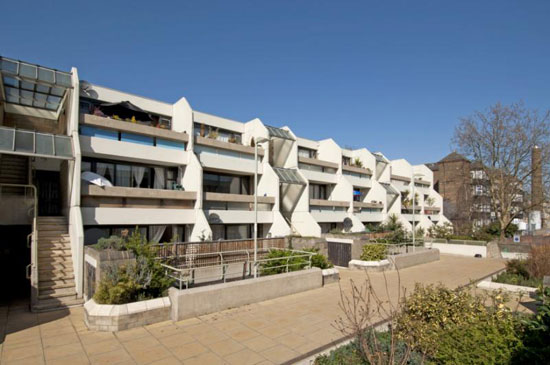 cam1 Peter Tabori-designed modernist maisonette in Highgate New Town, London N19