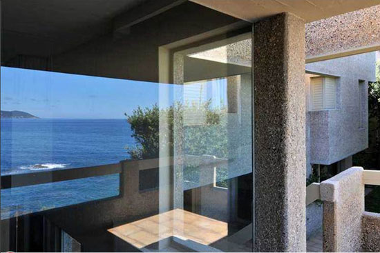casa2 1970s Frank Lloyd Wright-inspired 20-bedroom coastal mansion in Rossignano Marittimo, Tuscany, Italy