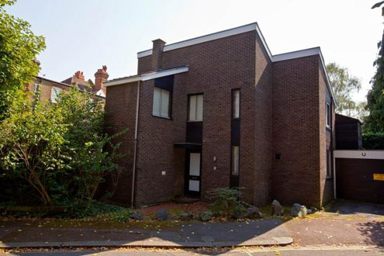 chis2 1960s detached three-bedroom house in Chiswick, London W4