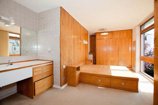 chis5 1960s detached three-bedroom house in Chiswick, London W4