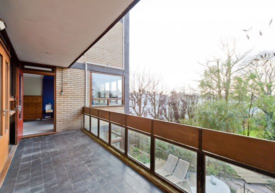 cop5 Four bedroom duplex apartment in the 1960s Dinerman, Davison & Hillman-designed Copper Beech in London N6
