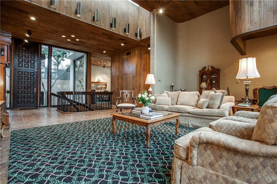 1970s modernism: Four-bedroom property in Dallas, Texas