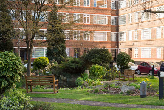 Art deco apartment: Flat in the 1930s Du Cane Court in London SW12