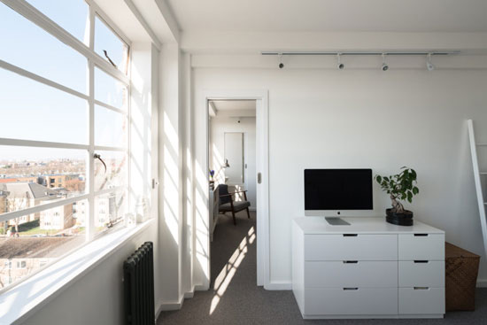 Art deco apartment: Flat in the 1930s Du Cane Court in London SW12