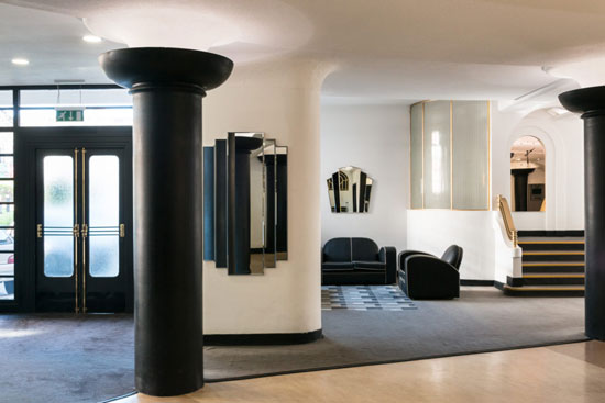 Art deco apartment: Flat in the 1930s Du Cane Court in London SW12