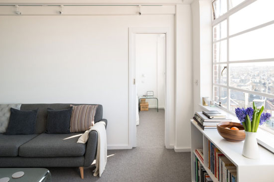 Art deco apartment: Flat in the 1930s Du Cane Court in London SW12