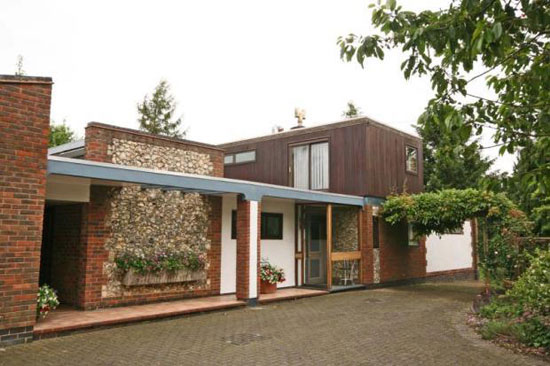dun1 1960s midcentury modern four-bedroom property in Kensworth, near Dunstable, Bedfordshire