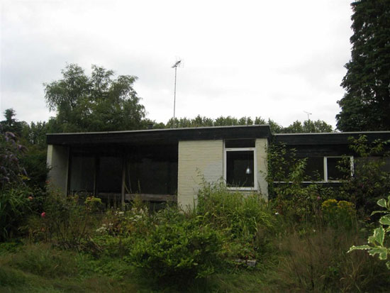 In need of renovation: 1960s architect-designed modernist house in Dundee, Scotland