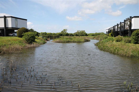 1960s Vernon Gibberd-designed deckhouse in Emsworth, Hampshire