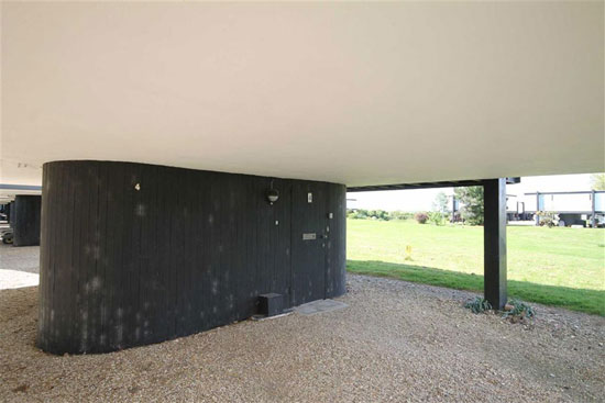 1960s Vernon Gibberd-designed deckhouse in Emsworth, Hampshire