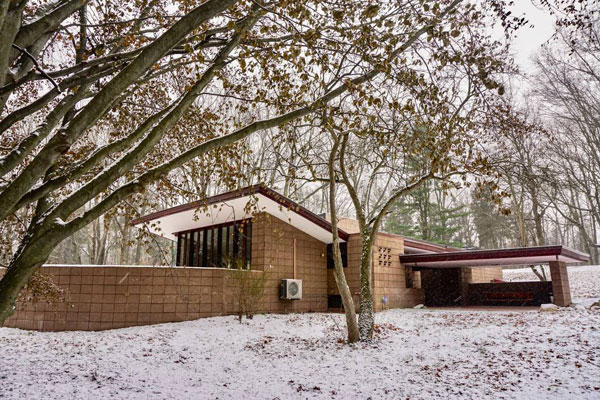 Airbnb find: 1950s Frank Lloyd Wright Eppstein Residence in Galesburg, Michigan, USA