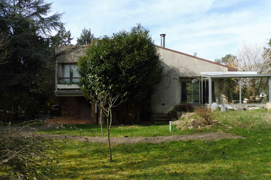 1960s modernist property in Ury, northern France