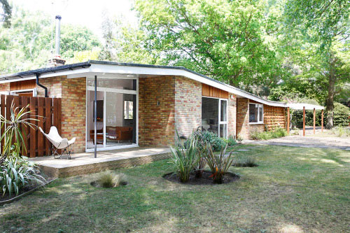 Fahrenheit 451: Midcentury Renway bungalow in Edgcumbe Park, Crowthorne, Berkshire