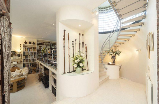 1990s five-bedroom modernist property in London SW14