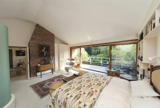 1990s five-bedroom modernist property in London SW14