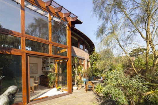 1990s five-bedroom modernist property in London SW14