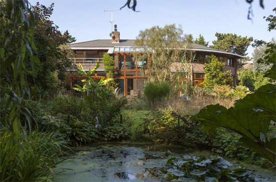 1990s five-bedroom modernist property in London SW14