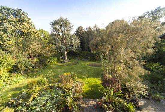 1990s five-bedroom modernist property in London SW14