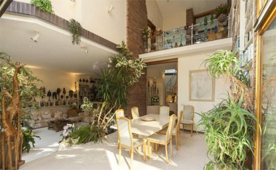 1990s five-bedroom modernist property in London SW14