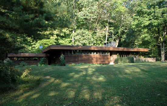 Frank Lloyd Wright-style three-bedroom property in Hunterdon County, New Jersey, USA