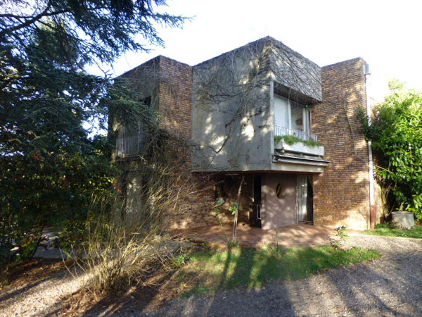 1960s modernist property in Ury, northern France