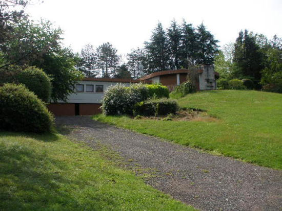 In need of renovation: 1960s architect-designed three-bedroom property in L’Isle-Jourdain, Vienne, Western France